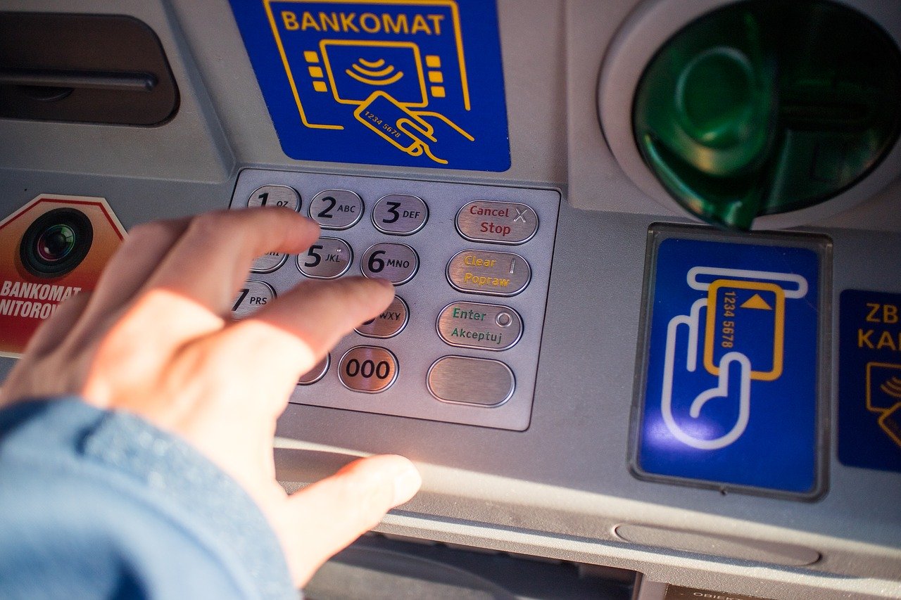 Bankomaty i wpłatomaty.