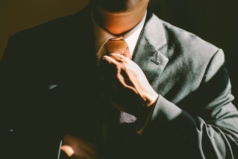 Jak zainstalować skuteczny system monitoringu domu: Przewodnik krok po kroku dla każdego właściciela A man in a black suit loosening his tie